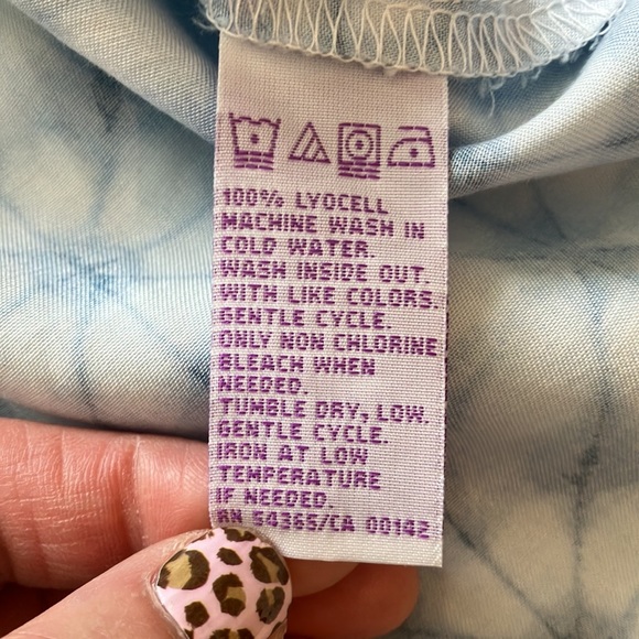 Blue and white shibori button up blouse with shirt sleeves. - Picture 6 of 8